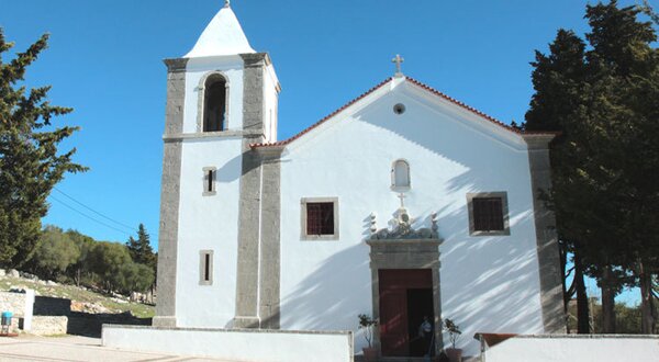 fachada-igreja-castelo-sesimbra