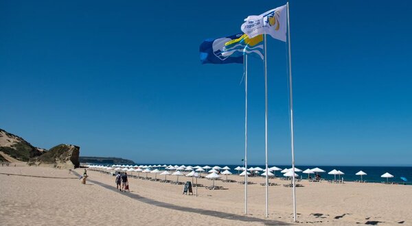 praia_com_bandeira_azul