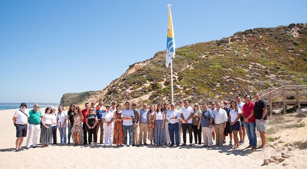 praia_das_bicas_hasteia_bandeira_com_qualidade_de_ouro_2023