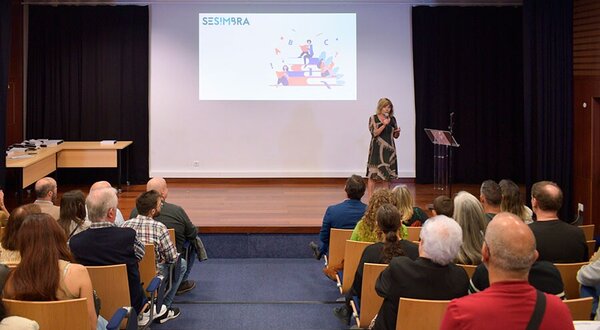 autarquia_presta_homenagem_a_alunos__pessoal_docente_e_nao_docente