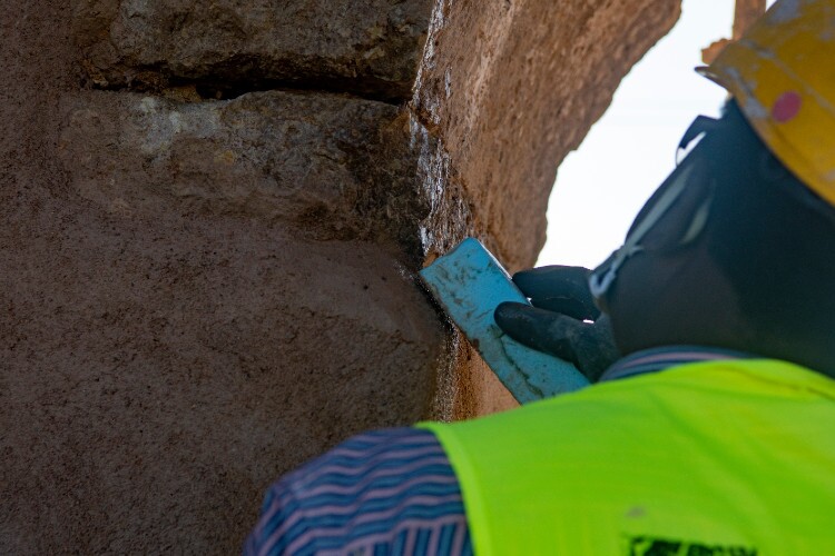 Colocação de argamassa na estrutura