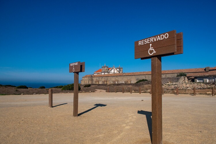 Pormenor do estacionamento reservado a pessoas com mobilidade condicionada