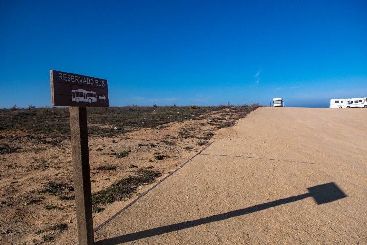 Placa de indicação da zona de estacionamento para autocarros