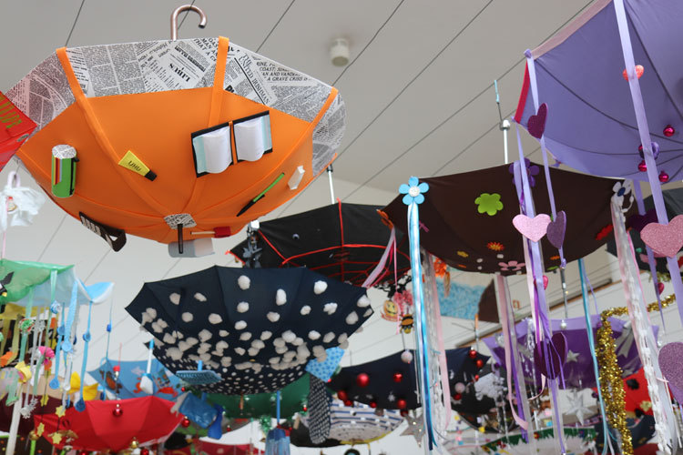 Exposição de chapéus-de-chuva na Escola Básica nº3 da Quinta do Conde