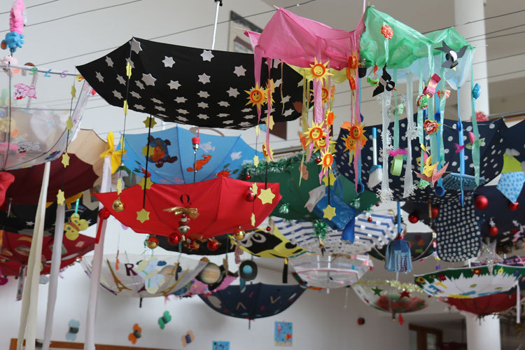Exposição de chapéus-de-chuva na Escola Básica nº3 da Quinta do Conde