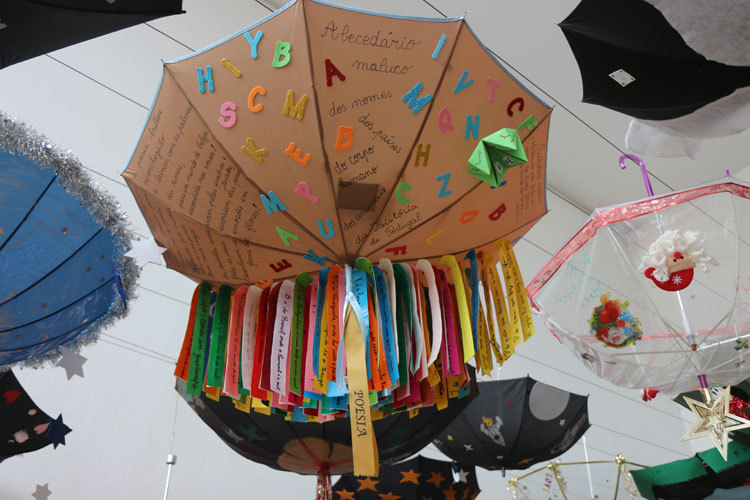 Exposição de chapéus-de-chuva na Escola Básica nº3 da Quinta do Conde