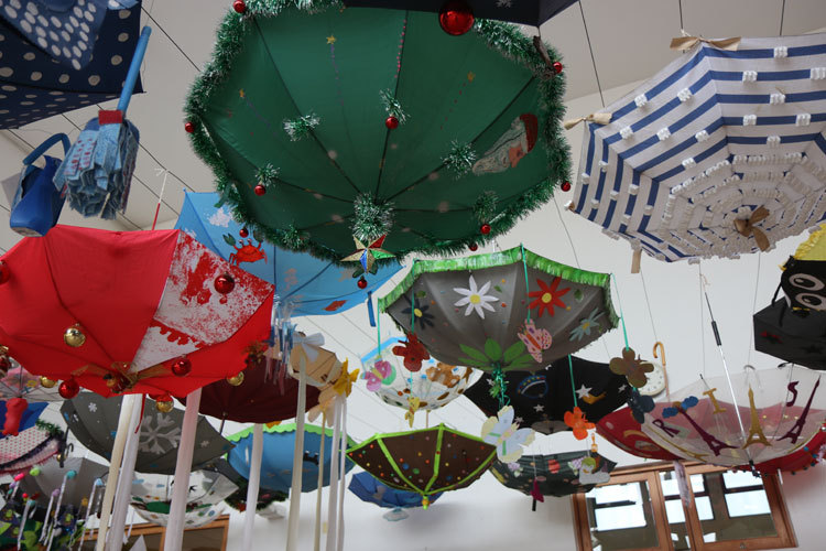 Exposição de chapéus-de-chuva na Escola Básica nº3 da Quinta do Conde