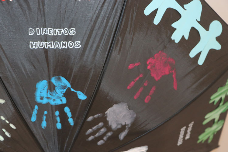 Exposição de chapéus-de-chuva na Escola Básica nº3 da Quinta do Conde