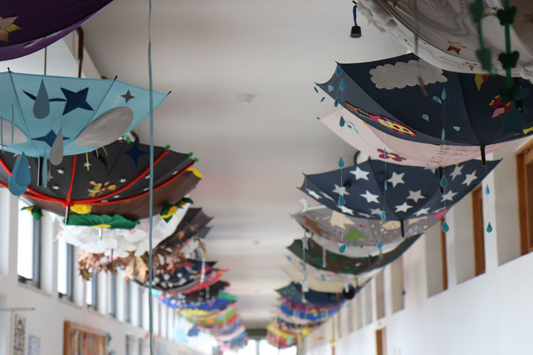 Exposição de chapéus-de-chuva na Escola Básica nº3 da Quinta do Conde