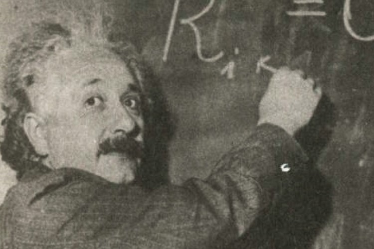 Albert Einstein: O Físico que Revolucionou o   Saber do Século XX