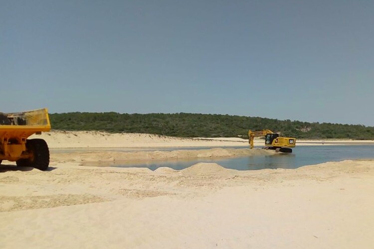Iniciaram-se os trabalhos para abertura da Lagoa de Albufeira ao mar